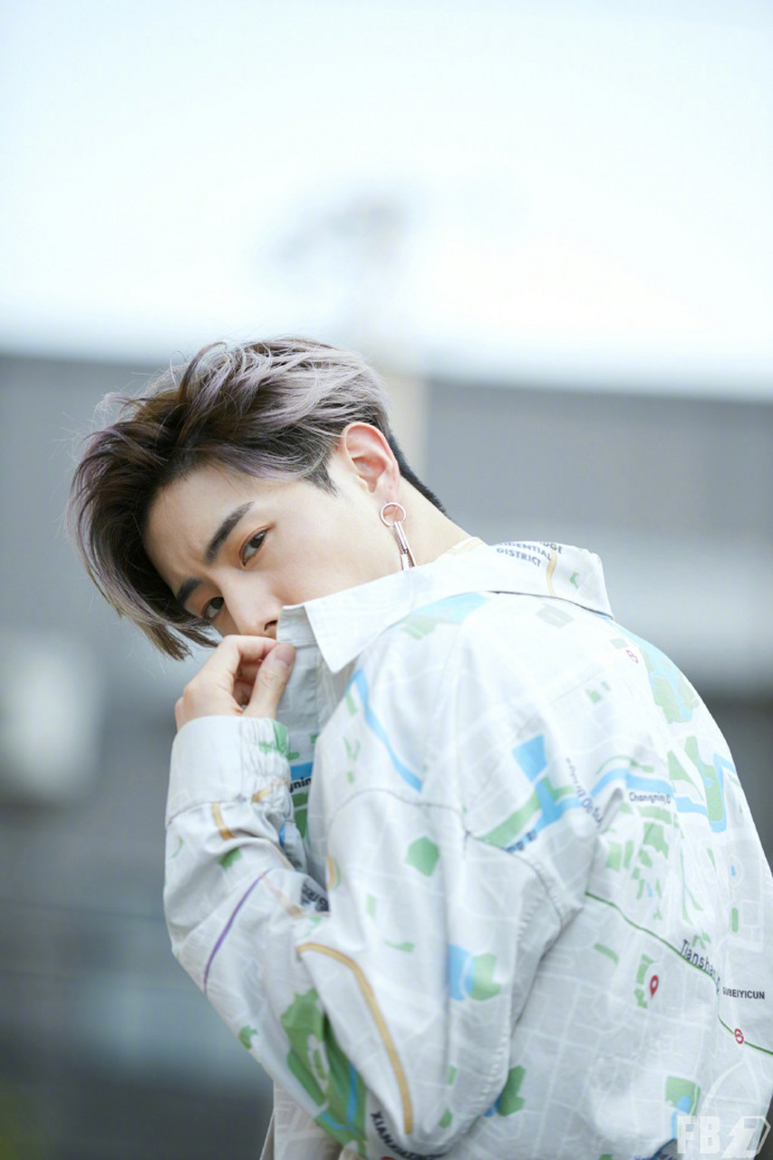 段宜恩一组秋日造型look,地图印花衬衫也是有点个性了~与湖蓝色运动裤