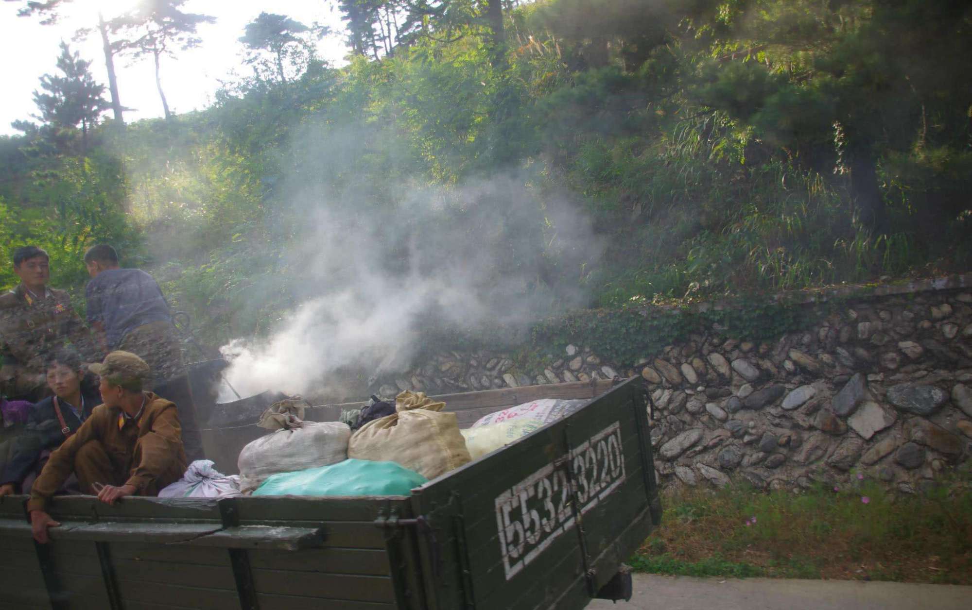 朝鲜汽车烧柴火?工作原理是什么,这一点战时不敢用