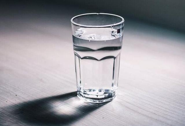 晨起一杯水别乱喝,喝对养生,喝错伤身!如何喝好晨起第一杯水?