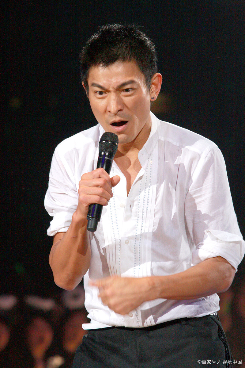 在刘德华的一场演唱会上,他深情演唱《爱你一万年》,而伴舞老师的