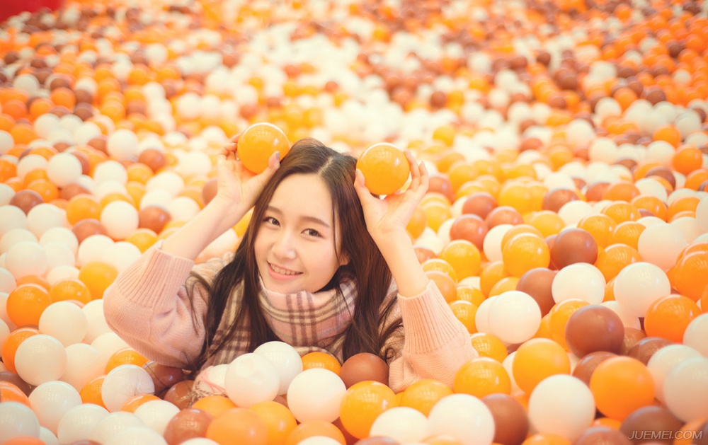 游乐场撒欢 依旧小天真的女生