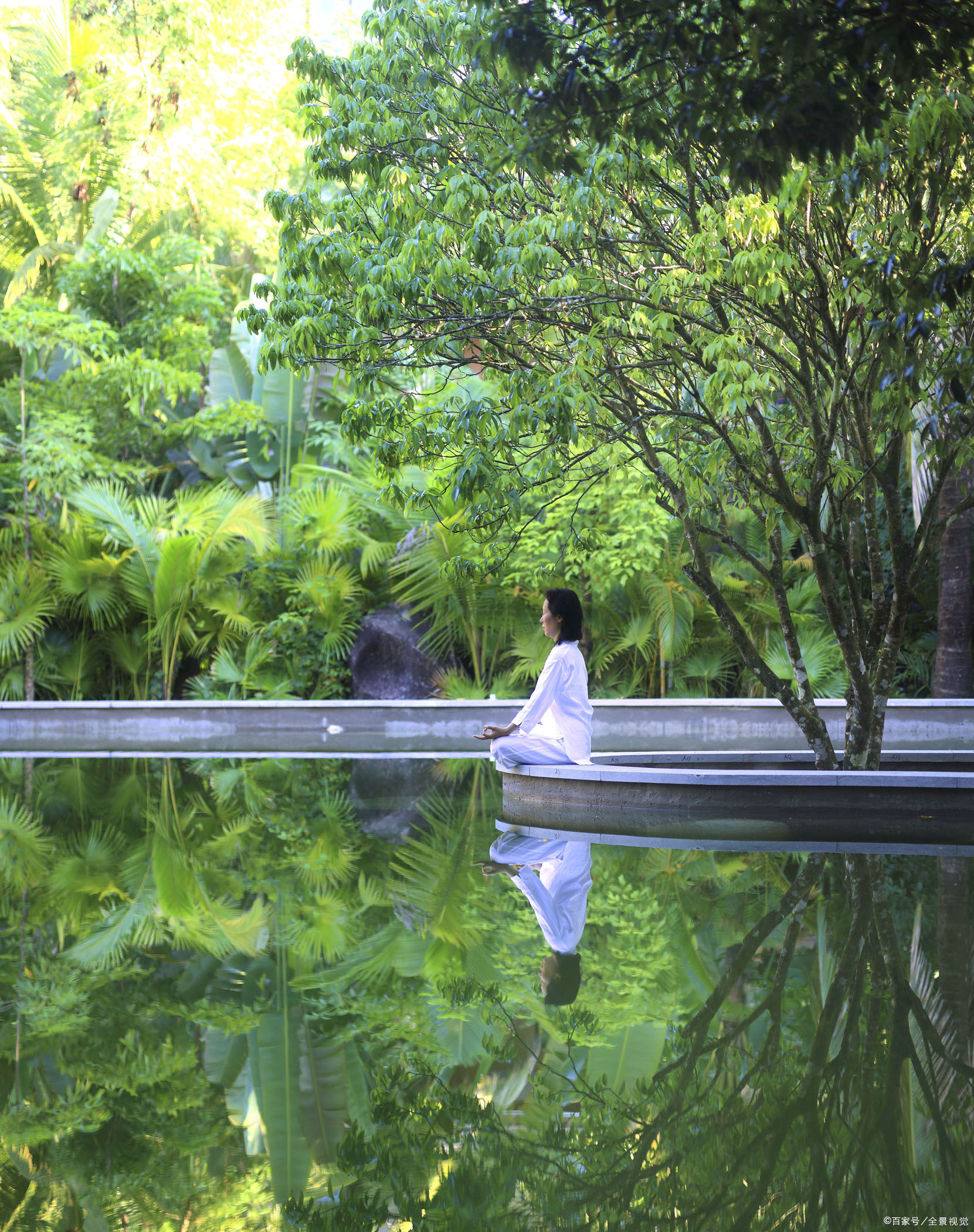 是非非,放下人我是非,放下我,回到清清静静心的本体中,守好这份清净心