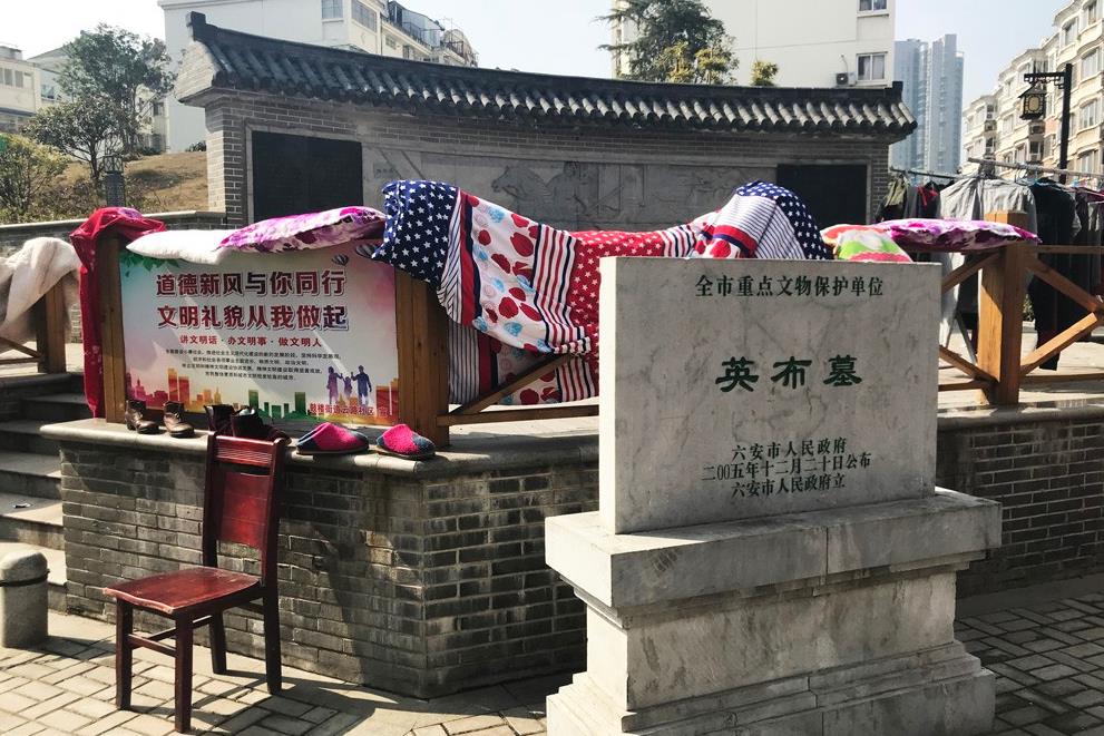 英布是秦末汉初名将.六县(今安徽六安)人,因受秦律被黥,又称黥布.