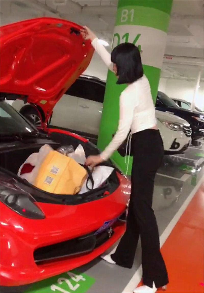 偶遇448万法拉利458,看到女车主那一刻,没想到身材如此曼妙!