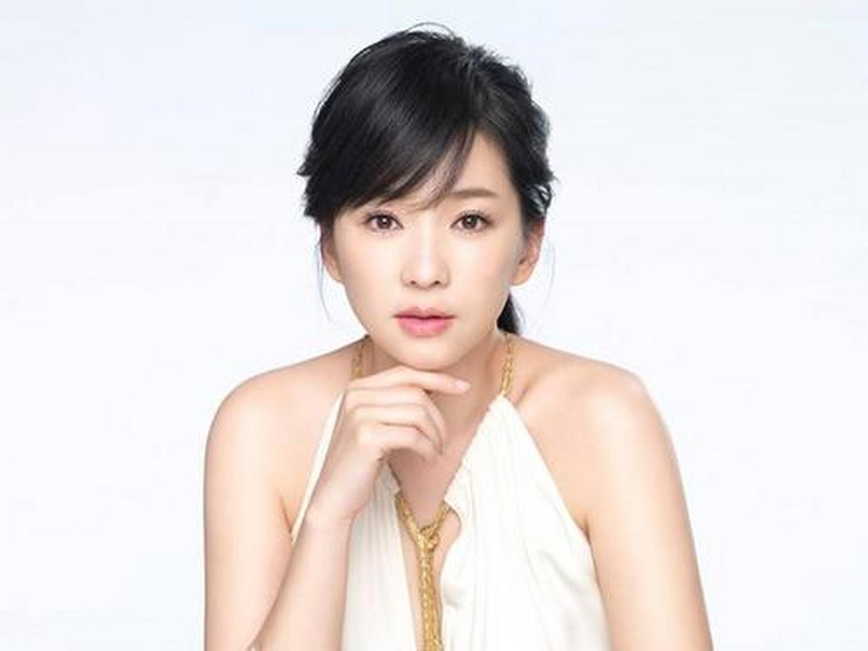 明星整蛊高手# 2012年4月1日早晨7时,台湾艺人六月(蔡君茹)在微采晒