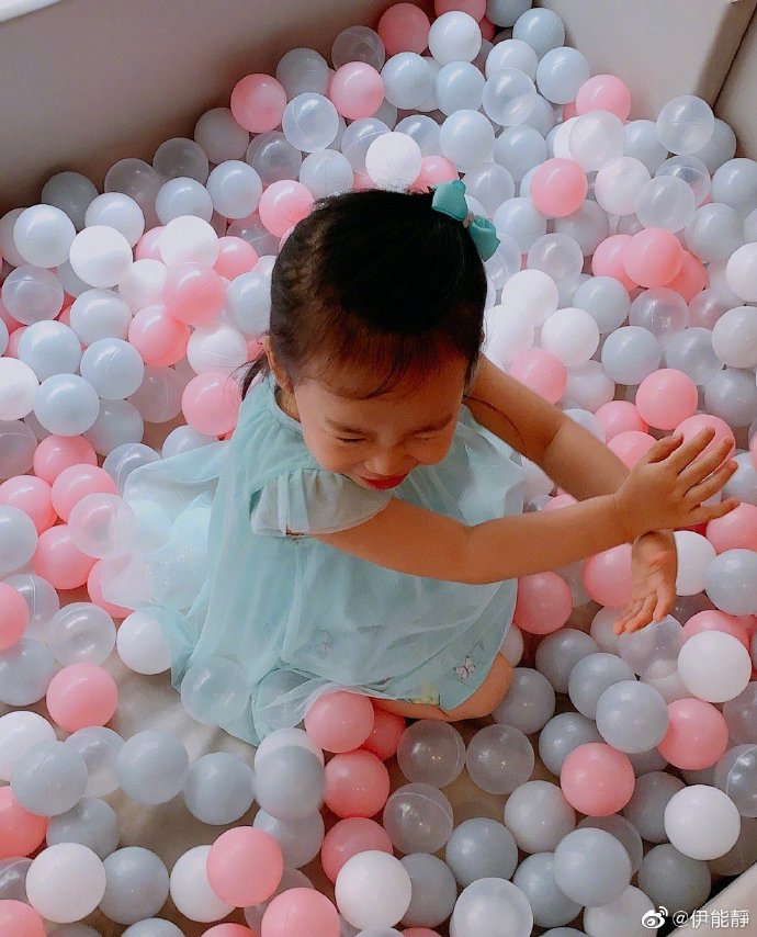 伊能静晒女儿近照,两岁小米粒变成酷仙女,戴墨镜凹造型霸气十足