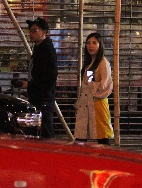 tvb视帝陪怀孕老婆吃宵夜 全程贴身保护不理会众人目光