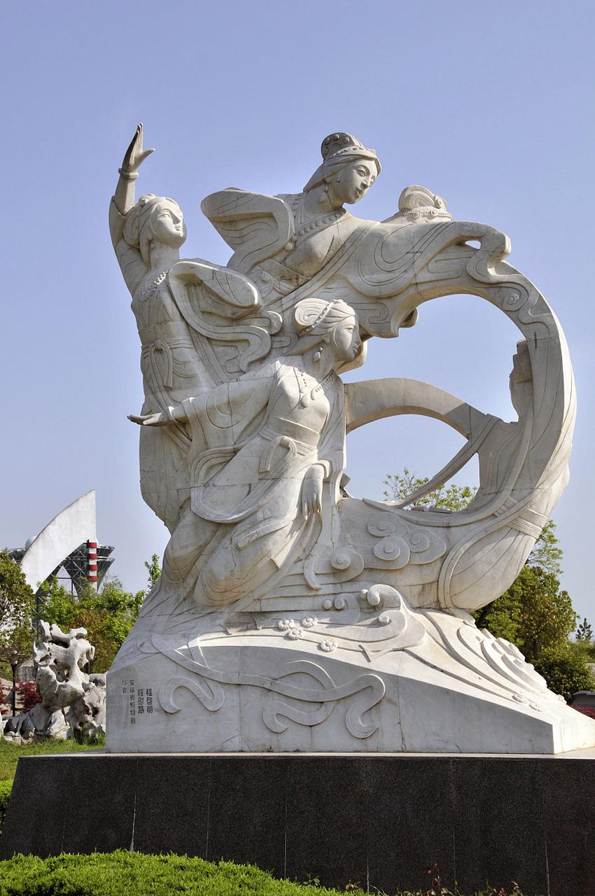 巨资修建地标建筑#  715万元建造雕塑,引发公众争议,715万元花的值吗