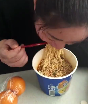 美女吃泡面不用叉子用这个!也是人才啊