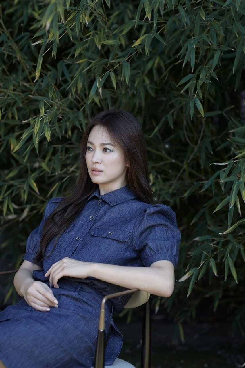 宋慧乔气质风格变化大,一袭蓝色牛仔裙搭配蓝色眼影烟熏妆,性感妩媚