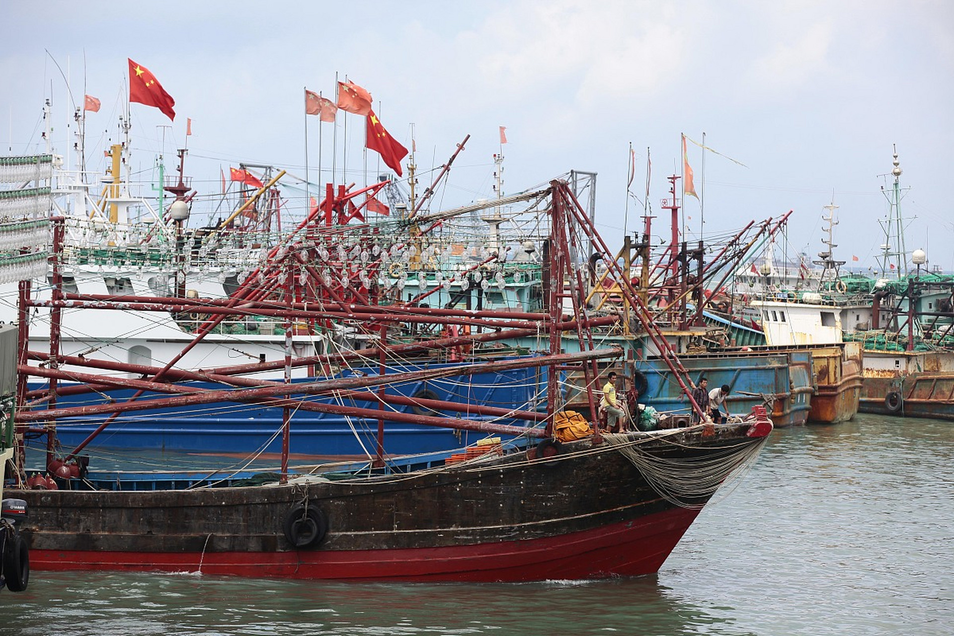 越南渔船不仅不听劝阻,还做出危险动作,企图撞击中国渔船.