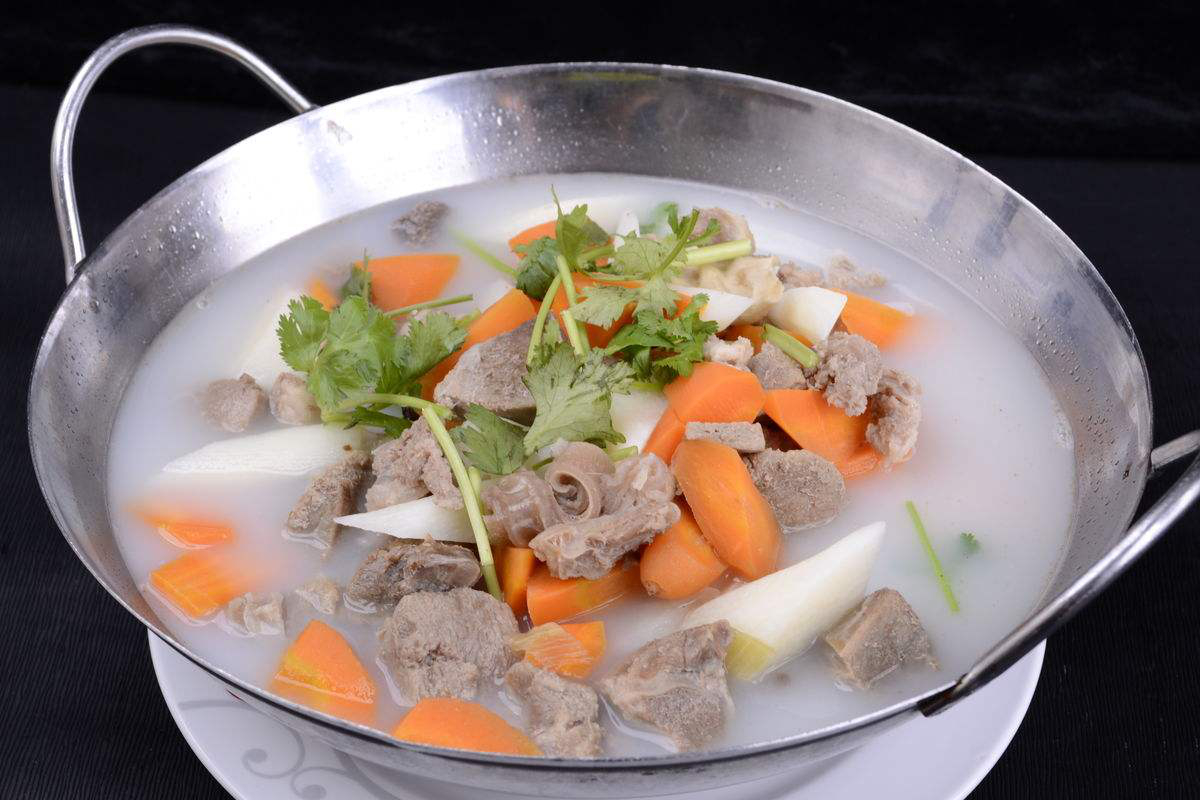 好吃的美食:羊肉山药煲,在家制作最合适不过,味道新鲜可口