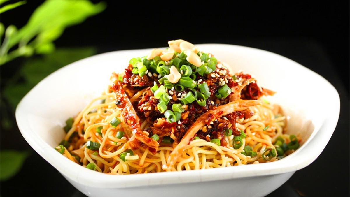 鸡丝凉面:营养丰富,香辣爽口,非常开胃