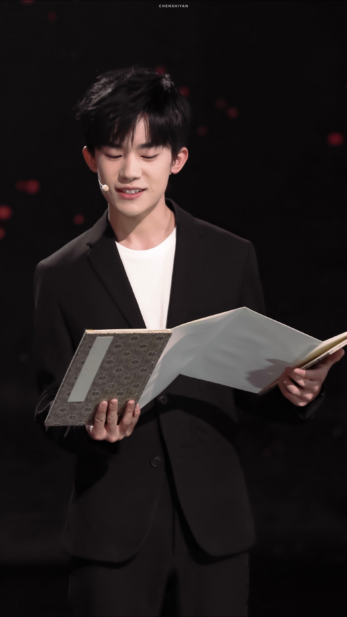 易烊千玺的毛笔字,真实水平究竟如何?专业人士这样评价