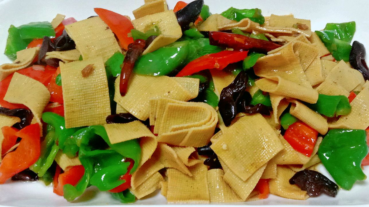 家常青椒炒豆皮的做法,香辣下饭,做法超级简单