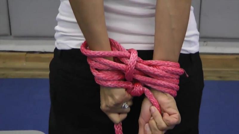 一分钟教你轻松学会如何反绑了自己——阳台谜案5.1万次播放01:34继续观看