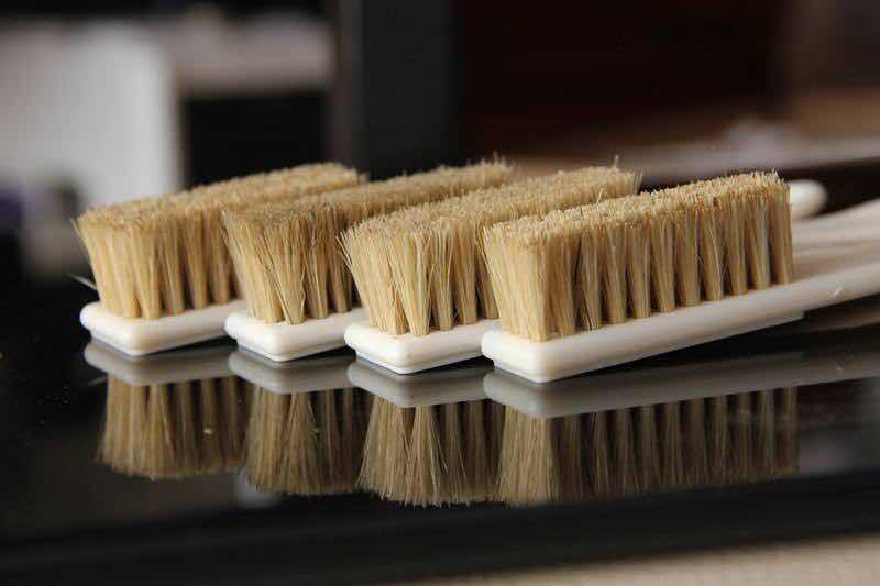 就是猪鬃刷在清理前期文玩的残留果肉或是纹路深处的灰尘作用上并不如