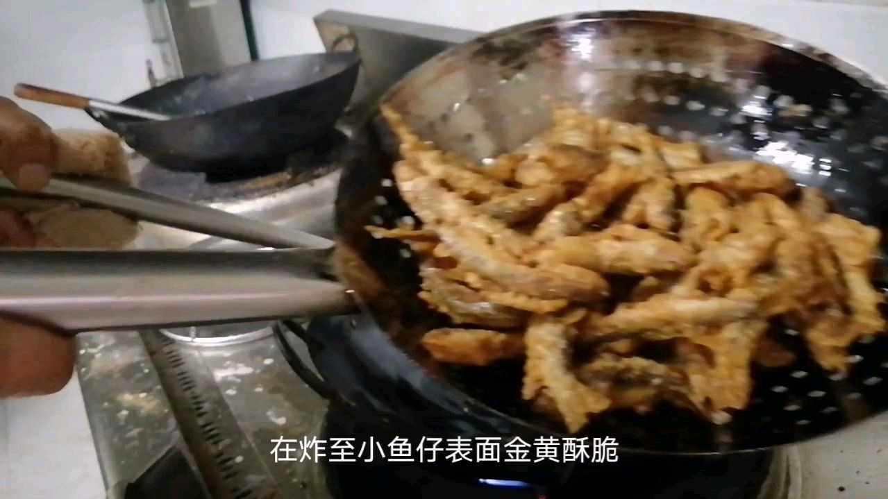 小河沟抓的小鱼崽,虽叫不出名字,但拿来做椒盐味的下酒却非常好