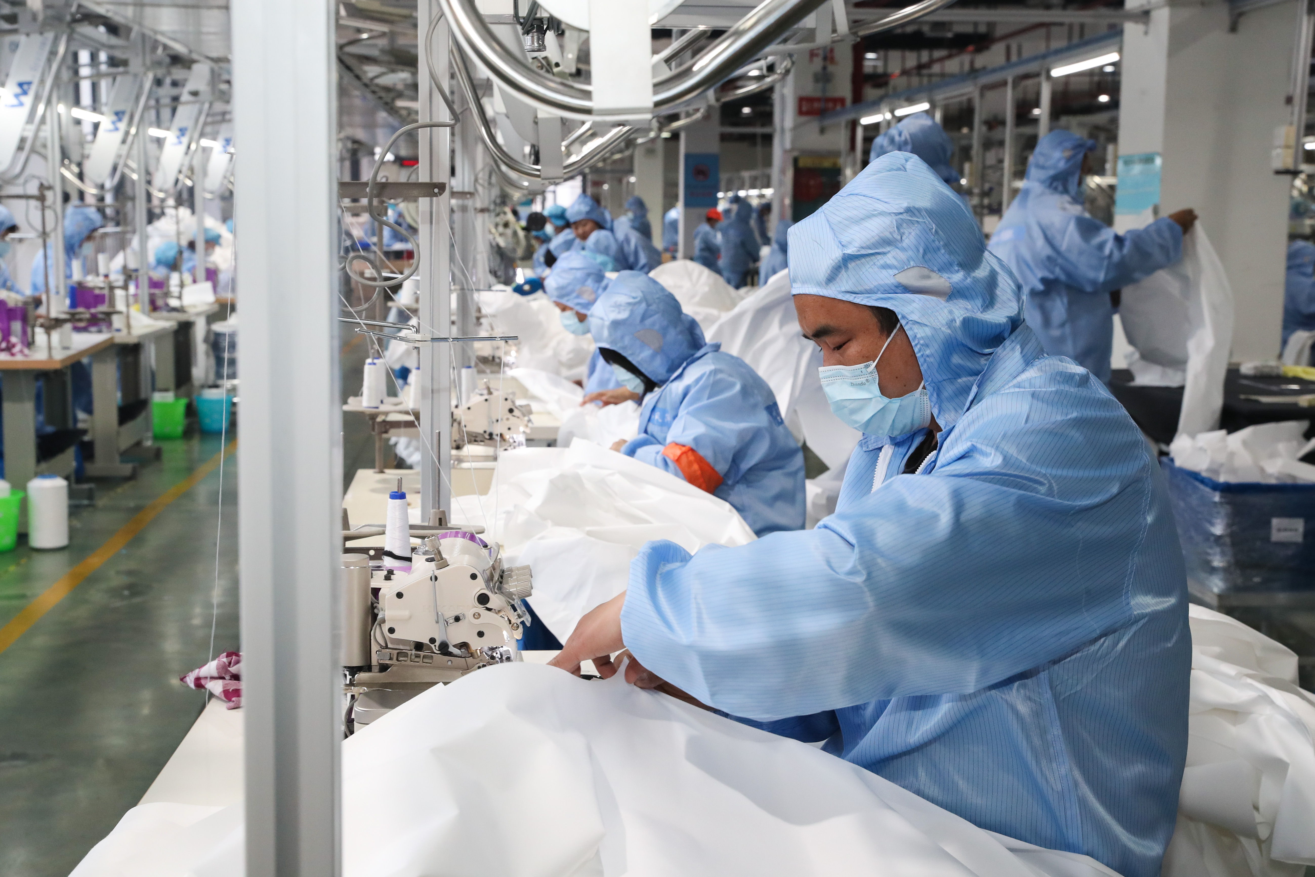 浙江德清:企业转产防护服