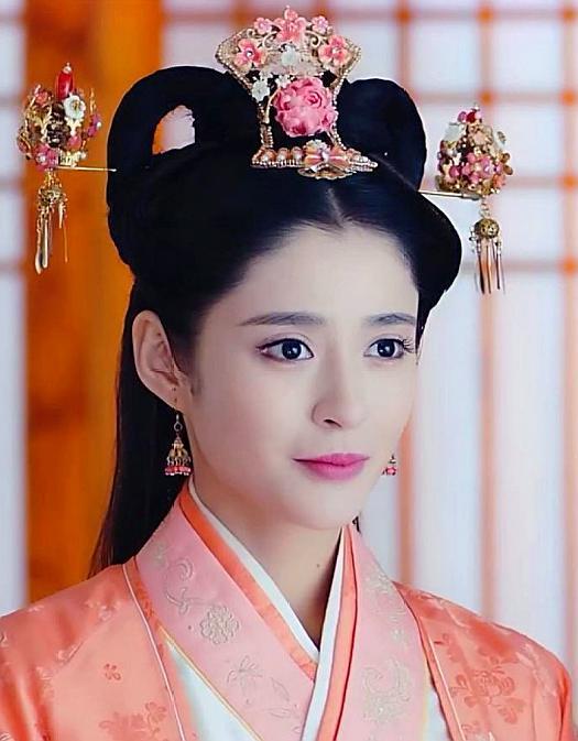 马苏在《春光灿烂之欢乐元帅》中饰演嫦娥,而相比于其他灵气飘逸版本