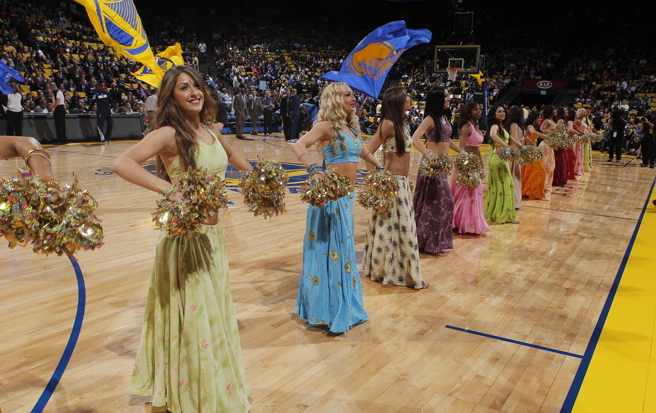 nba赛场上的啦啦队是一道独特的风景,在比赛间隙她们卖力的表演