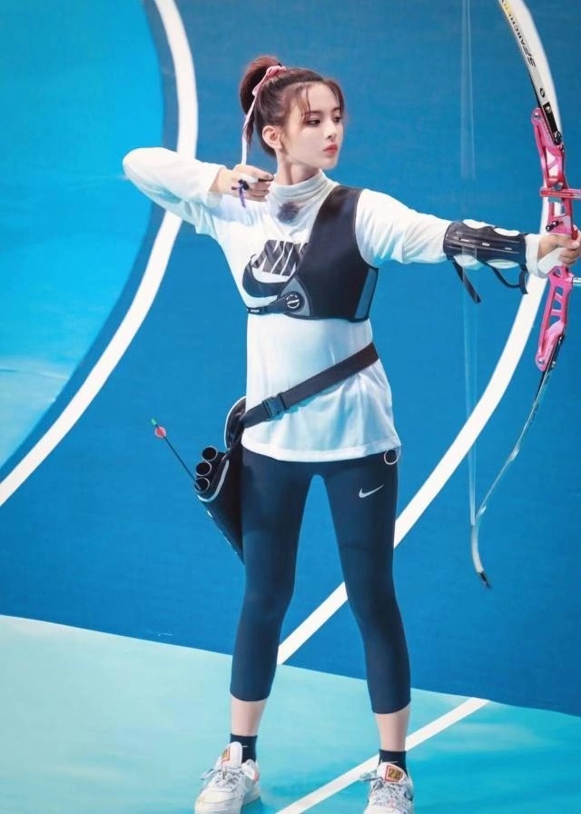 杨超越是逆天了!运动衫都穿得这么好看,这一条健美裤套装美呆了