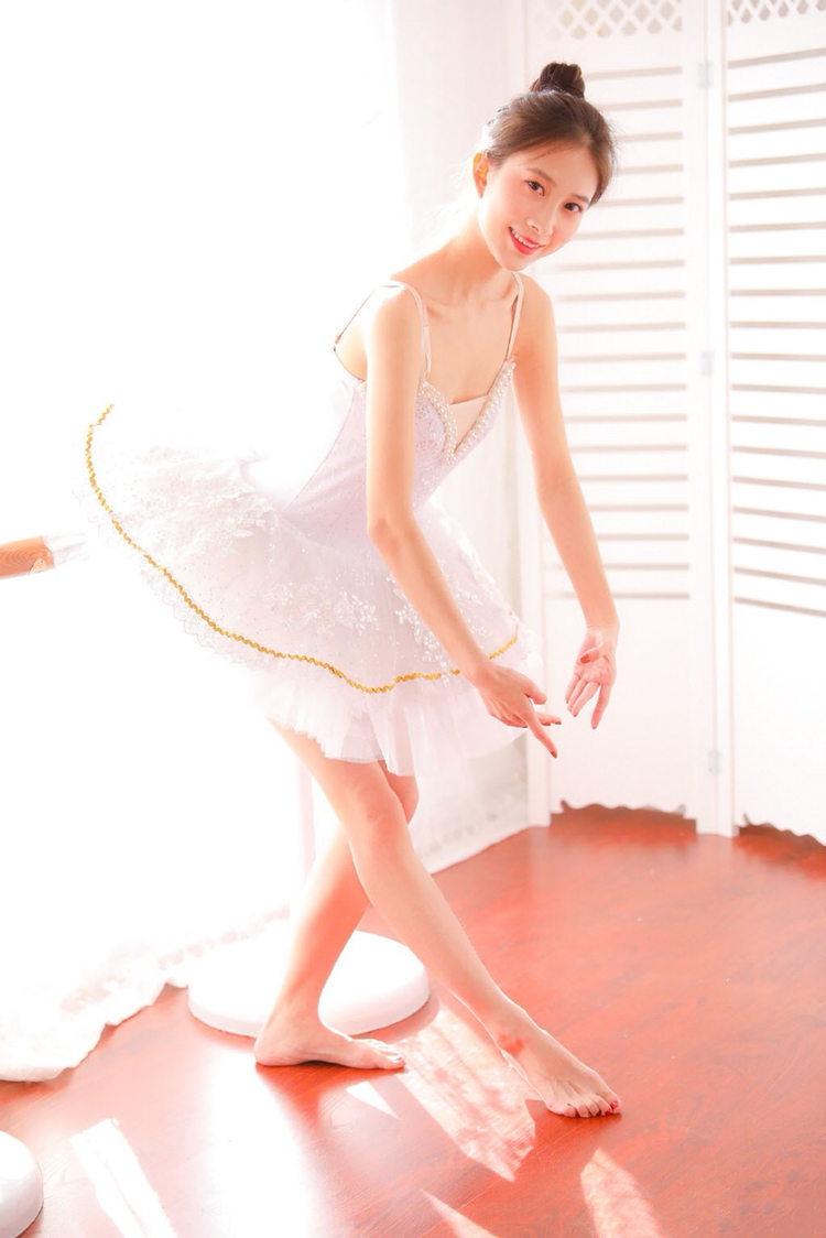 芭蕾舞美女高束发髻吊带舞蹈服柔软身体翩翩起舞写真