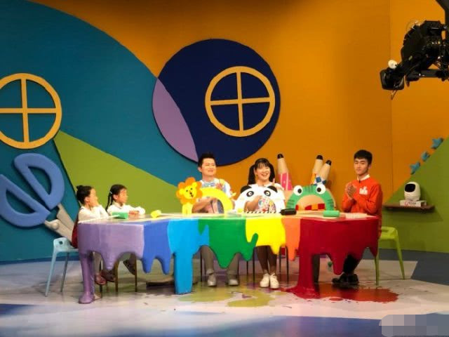 央视主持人红果果晒全家出游照,女儿小橘子圆脸肉嘟嘟超可爱