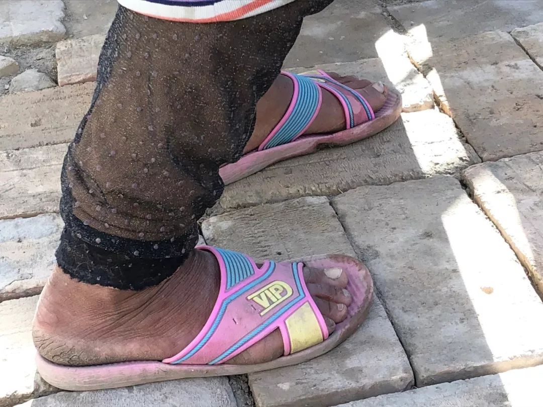 走进居民家中,可以看到很多小孩子光着脚丫,双脚冻得发紫;大多数维族