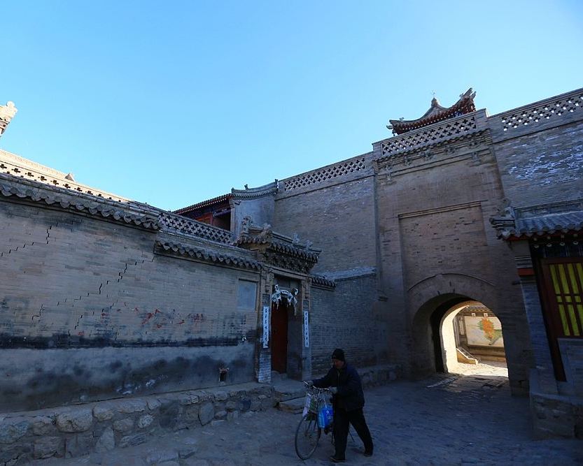 飞狐峪·空中草原景区位于蔚县南侧的宋家庄镇北口村南,距离北京市区