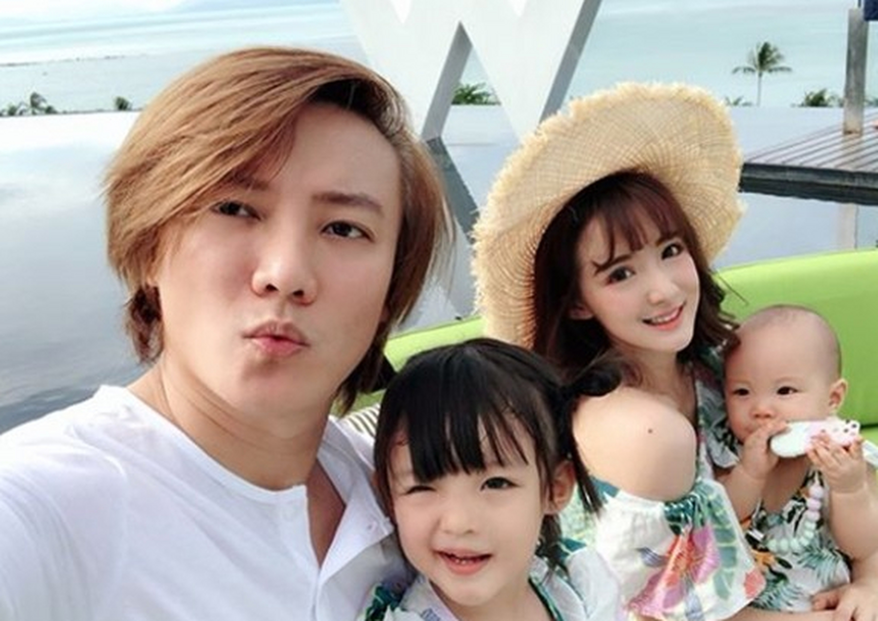 据台媒报道,花花(李汶静)和阿沁结婚后,育有2名宝贝女儿花苞,朵朵