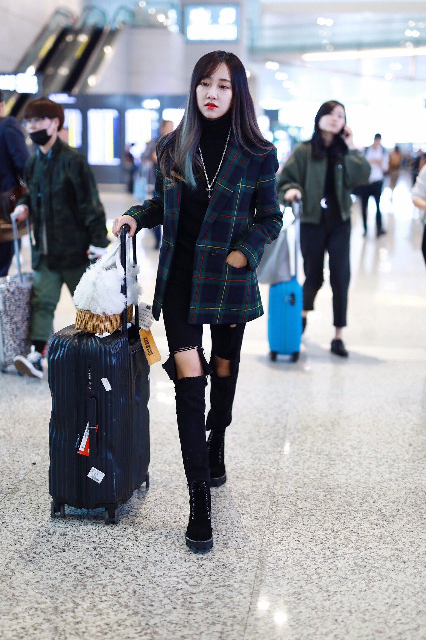 snh48冯薪朵现身上海机场,身穿破洞裤气质青春靓丽