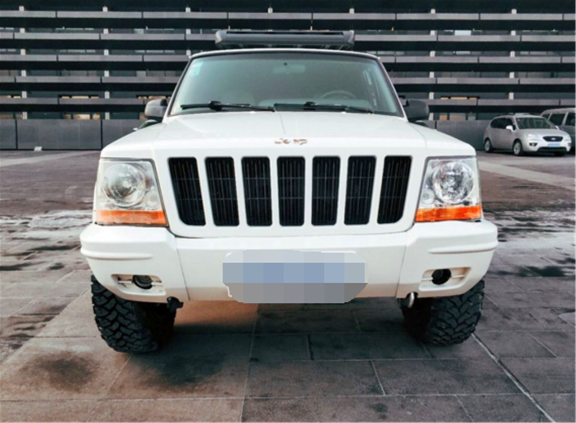 小伙偶遇一台老款jeep切诺基,车主:玩够了,9千直接开走!