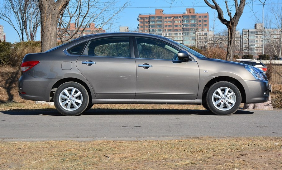 轩逸经典外形设计新颖,整体十分好看,比较适合年轻男士