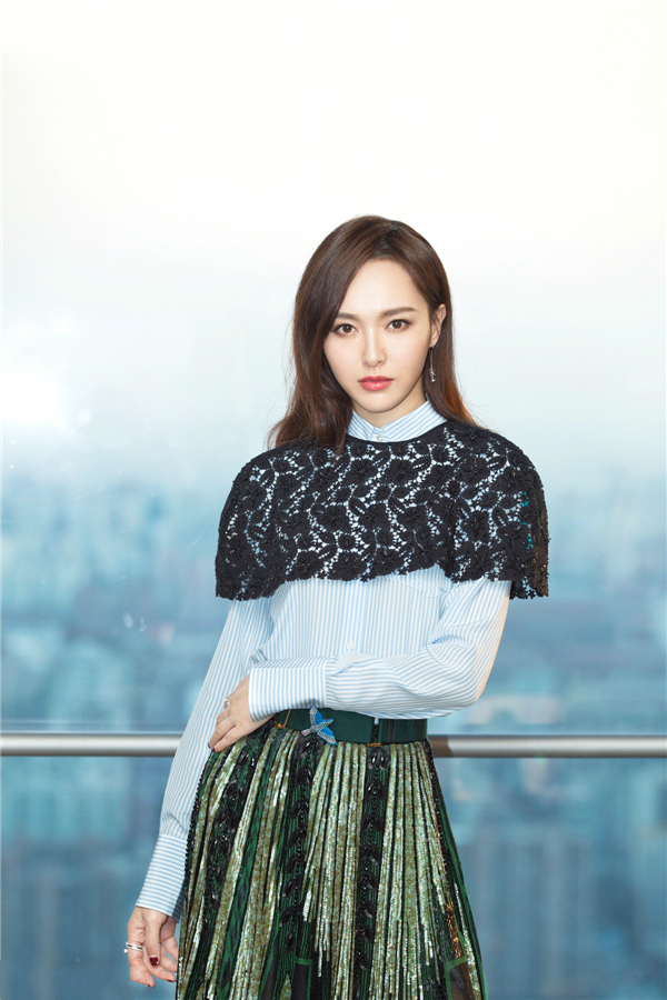 叶青羽猛地惊醒,放下近乎碎成块状的茶杯,神色凝重地点了点头