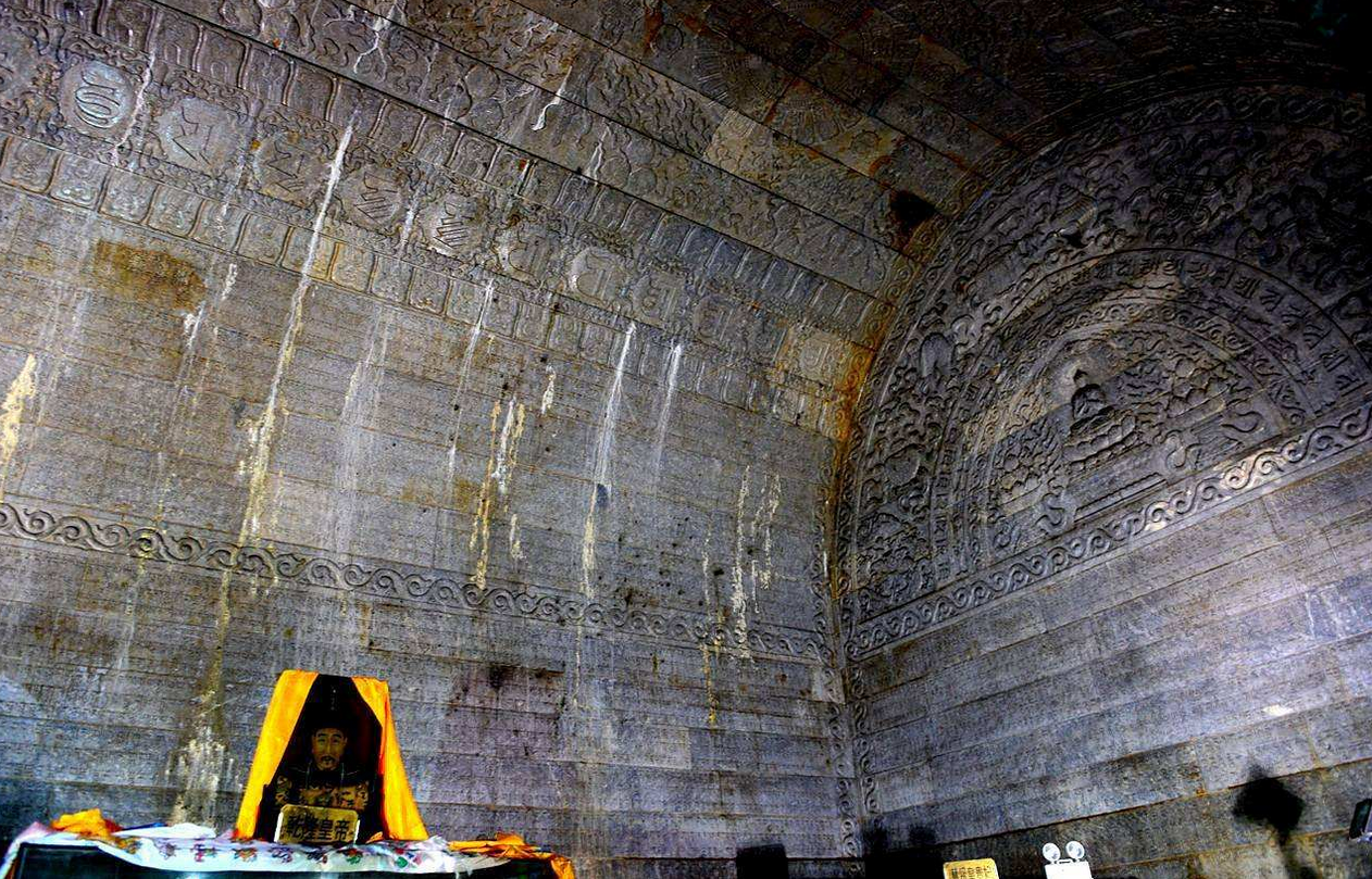 专家清理乾隆墓,墓中躺着神秘女尸,一件衣服揭密其身份