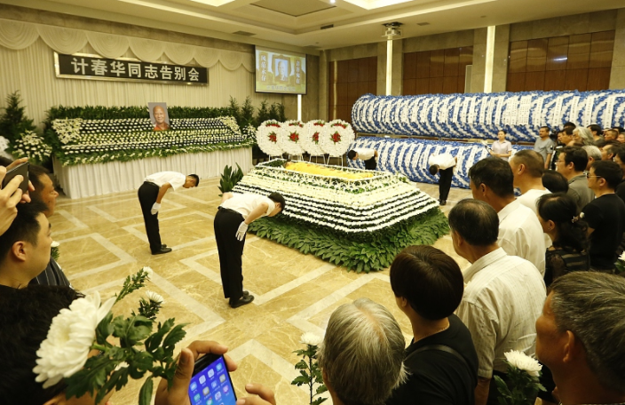计春华的追悼会 众星齐聚送行,老戏骨一路走好!