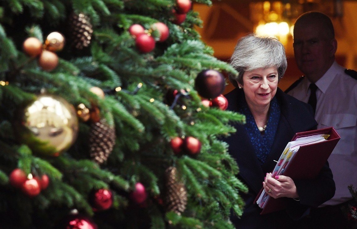 特雷莎梅险胜,同党议员"劝请辞"!反对党领袖批:政府一片混乱