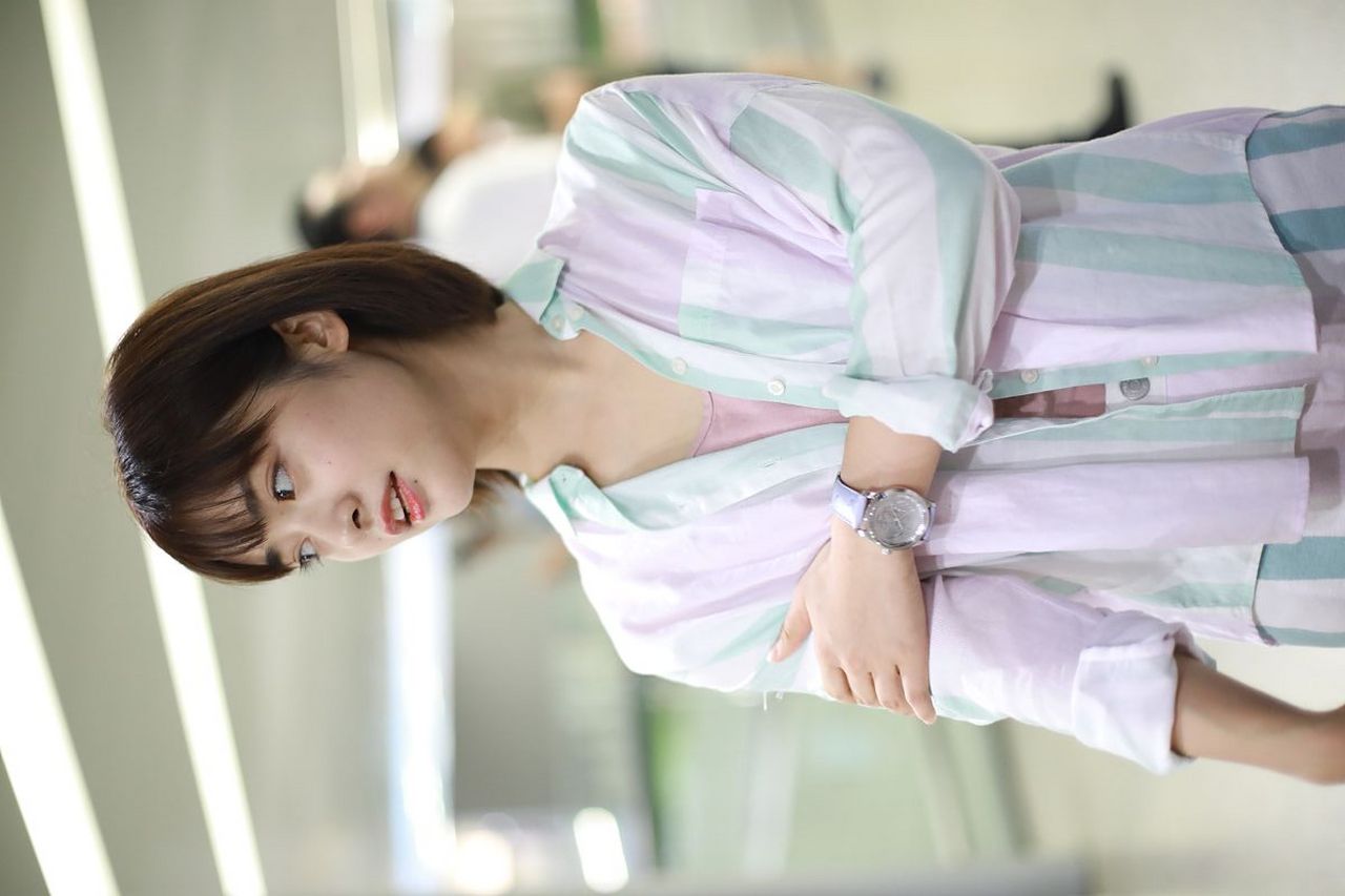 沈月如今都不怎么拍戏了,因为拍戏需要在剧组待好几