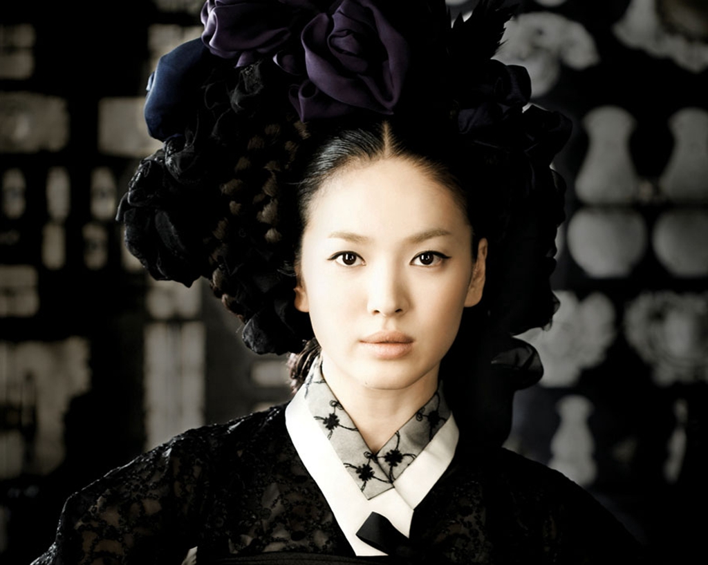 韩星古装:金喜善头饰廉价,宋慧乔头顶"簸箕",金裕贞算古装?