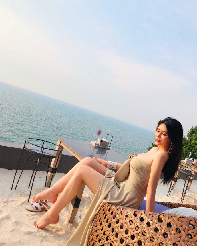 电竞张琪格微博晒美照,她和闺蜜在泰国玩,一双大长腿很显眼