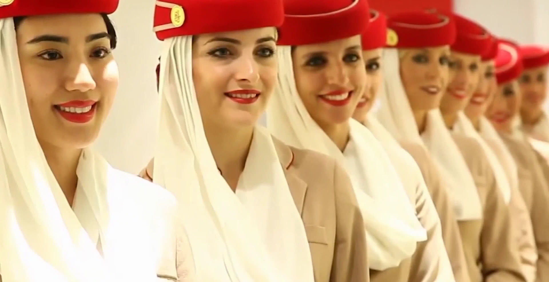 阿联酋航空空姐制服图片