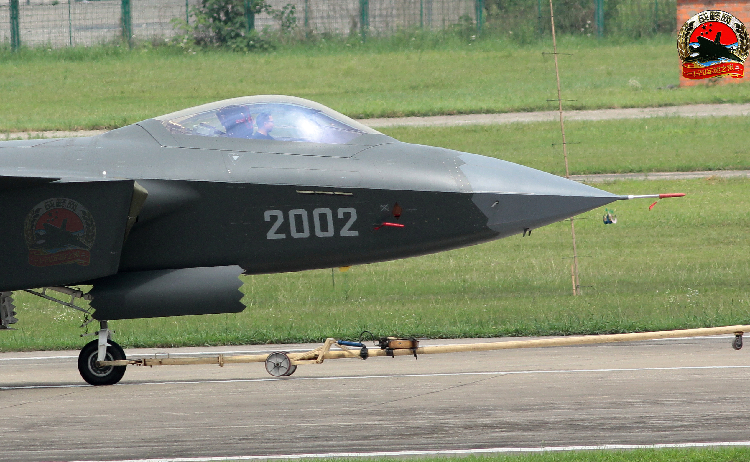 歼-20战斗机装备的是双管机炮吗?