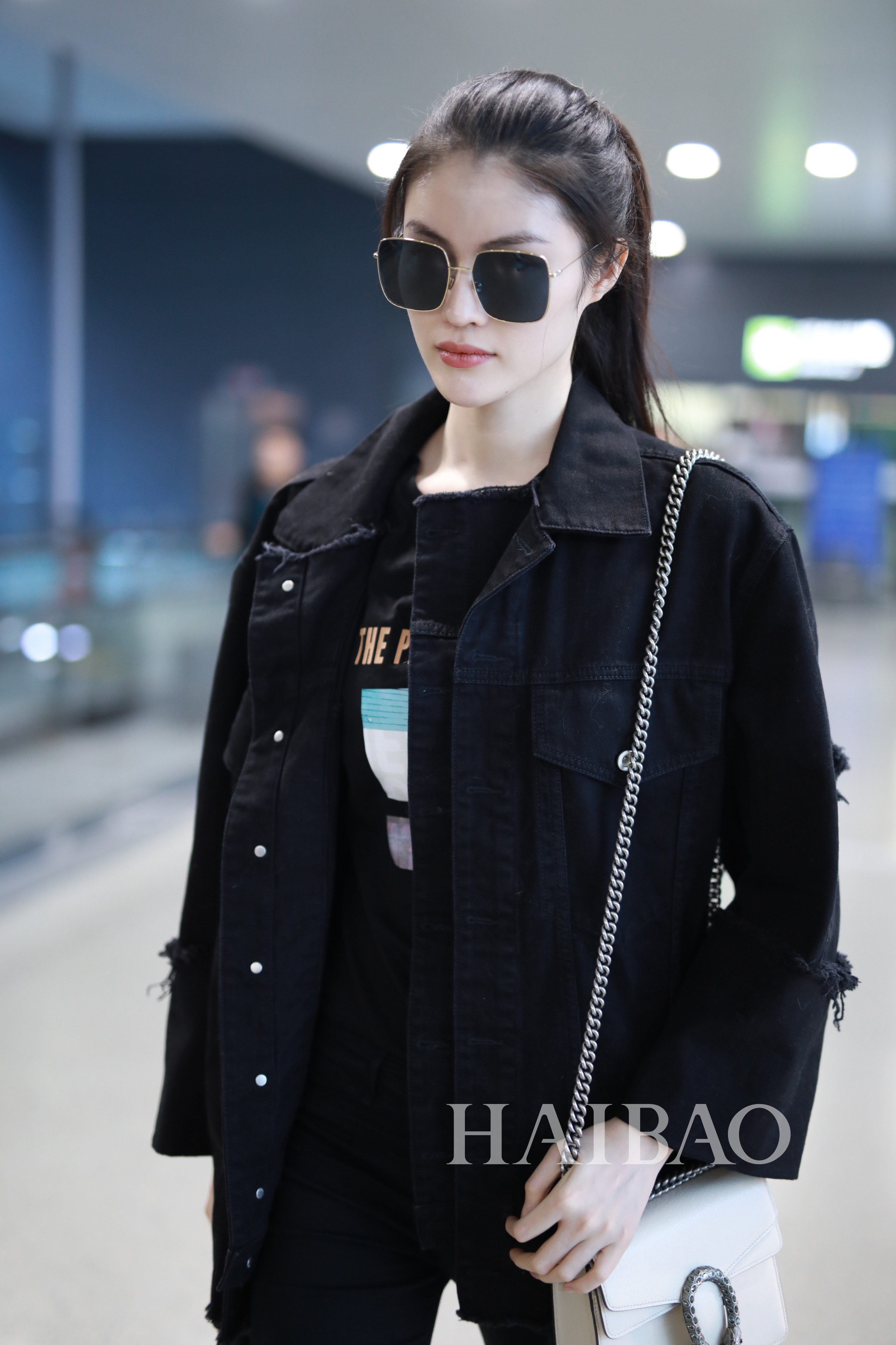 何穗11月30日现身上海机场,身穿牛仔夹克高冷酷炫