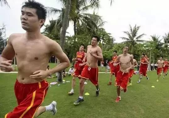 中国男篮为何退步了?看张卫平和刘玉栋肌肉照一目了然
