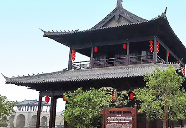 启封楼是景区的标志性建筑,为七门八柱结构,通体采用南非水胶木榫卯