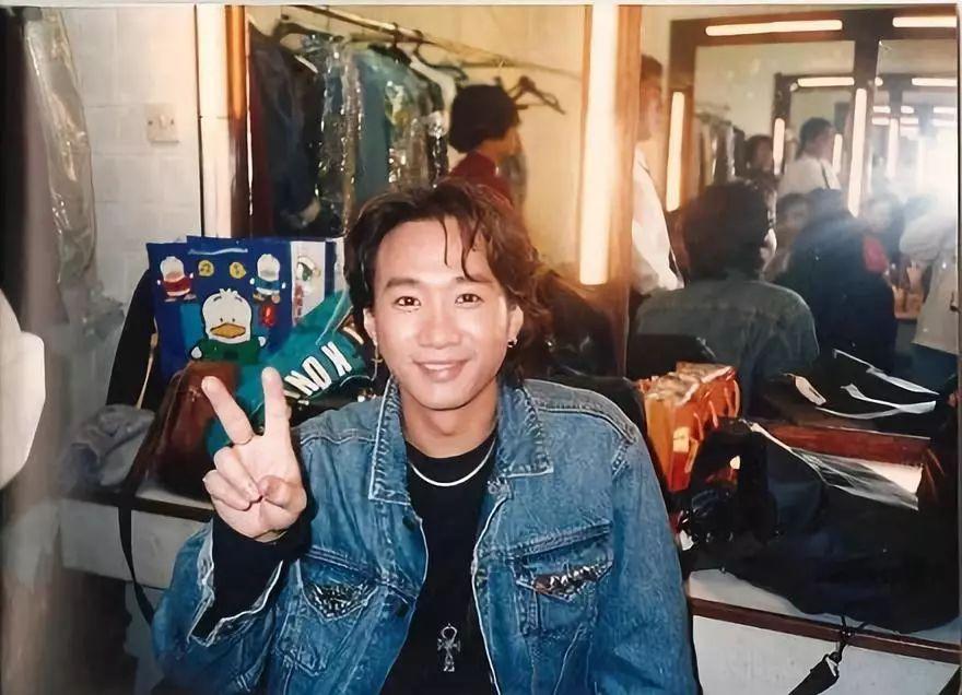 周星驰弥足珍贵的照片:黄家驹一脸笑容,而朱茵坐背后笑魇如花