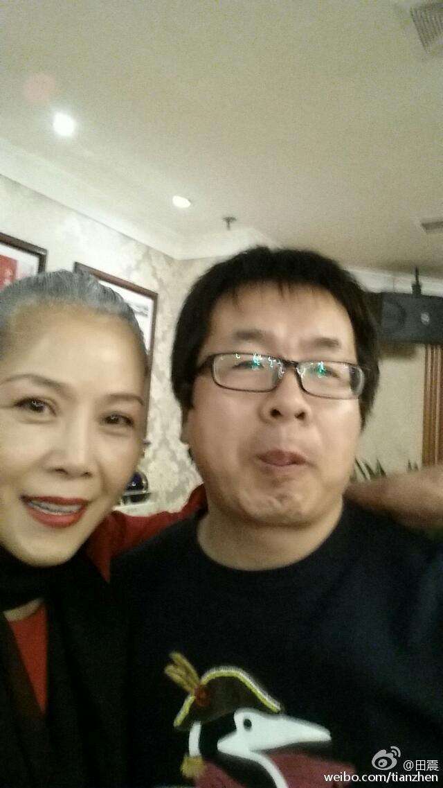 52岁田震近照,患病后满头白发,与丈夫结婚20年却无子女