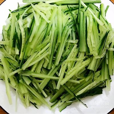 4,把切好的黄瓜丝摆入盘里