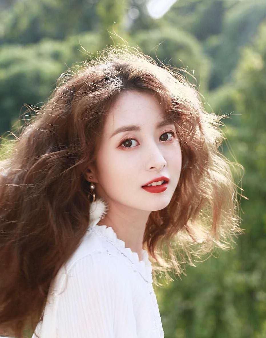 别急着烫"羊毛卷",看看泫雅的"木马烫",或许更适合你!